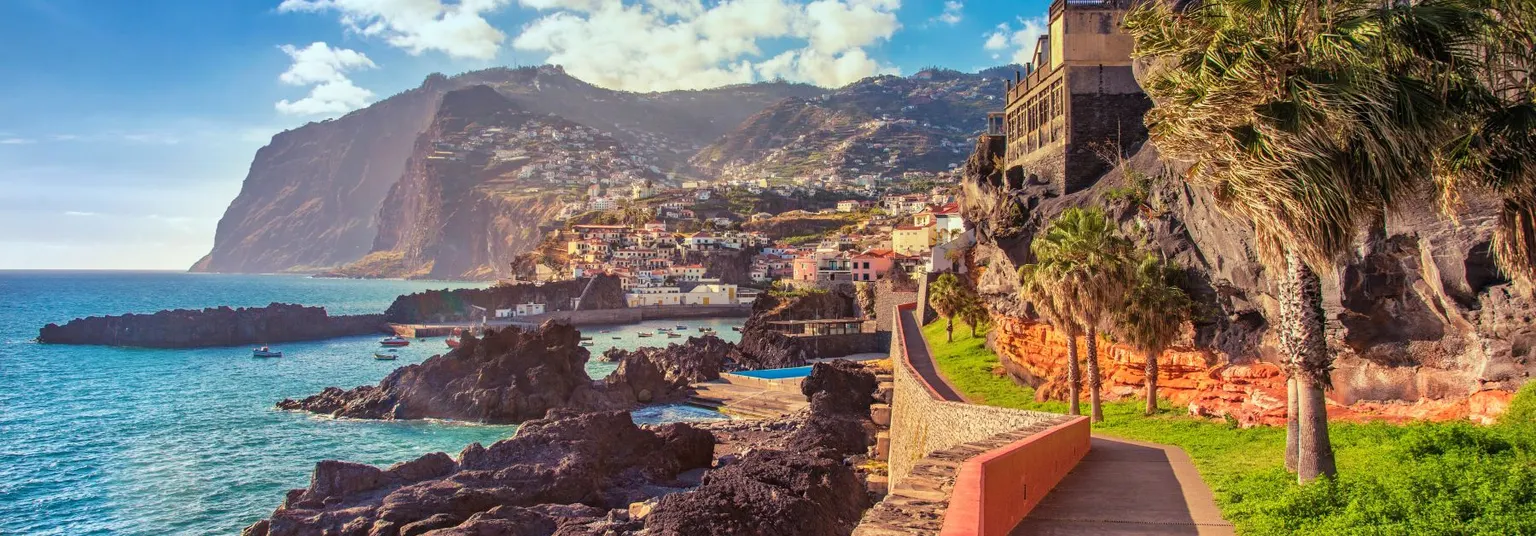 Wandelpad langs de kust van Funchal in Madeira langs de Atlantische Oceaan.